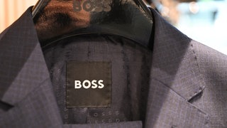Ein Label von Hugo Boss in einem Blazer.