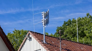 Sirene auf einem Hausdach in Baden-Württemberg.