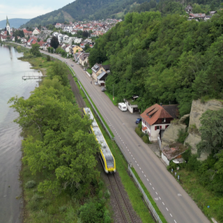 Ein Zug fährt in Richtung Sipplingen an einem Steilhang vorbei