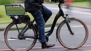 Symbolbild: Ein Radfahrer fährt mit seinem Pedelec über einen Verkehrsübungsplatz. 