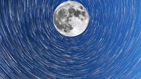 Der Vollmond überstrahlt die Perseiden - nur die hellsten Sterne und Sternschnuppen sind dann zu sehen. Foto zeigt Sternbewegungen als Langzeitaufnahme.