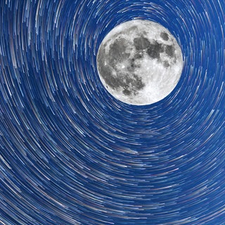 Der Vollmond überstrahlt die Perseiden - nur die hellsten Sterne und Sternschnuppen sind dann zu sehen. Foto zeigt Sternbewegungen als Langzeitaufnahme.