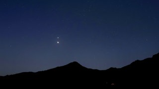 Die Planeten Jupiter und Venus sind am frühen Morgen in einer engen Konjunktion über den Alpen zu sehen.