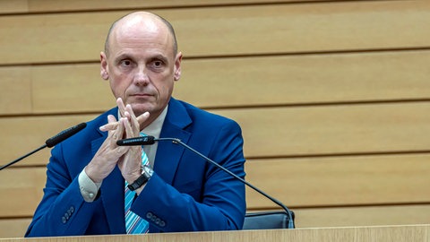 Daniel Born will nach dem Hakenkreuz-Skandal im baden-württembergischen Landtag sein Mandat behalten. 