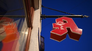 Das rote Schild einer Apotheke vor blauem Himmel: In den Apotheken sorgen Probleme mit dem E-Rezept für Frust. (Symbolbild)