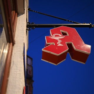 Das rote Schild einer Apotheke vor blauem Himmel: In den Apotheken sorgen Probleme mit dem E-Rezept für Frust. (Symbolbild)