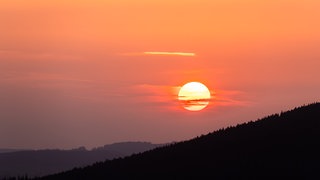Die Sonne geht im Schwarzwald auf. Laut DWD solle es nach ein paar Tagen Gewitter wieder freundlicher werden.