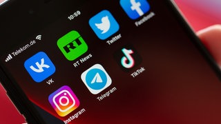 Ein Handy mit verschiedenen Apps. Unter anderem Instagram und Facebook. In verschiedenen sozialen Netzwerken wird immer wieder russische Propaganda verbreitet.