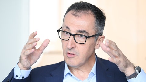 Cem Özdemir (Bündnis 90Die Grünen), Spitzenkandidat für die Landtagswahl in Baden-Württemberg 2026, spricht in einem Interview mit Journalisten der Deutschen Presse-Agentur. 