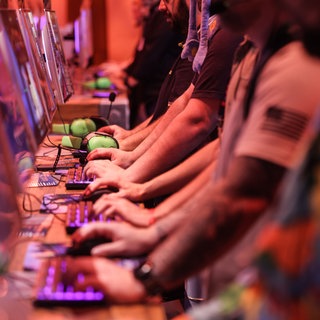 Computerspieler testen das Spiel «World of Warcraft». Die Computerspielemesse Gamescom findet vom vom 20.-24. August 2025 in Köln statt.