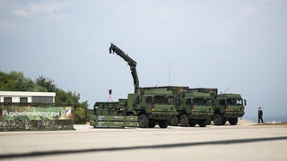 Fahrzeuge des neuen Luftverteidigungssystems IRIS-T SLM stehen auf dem Gelände der Kaserne Todendorf.