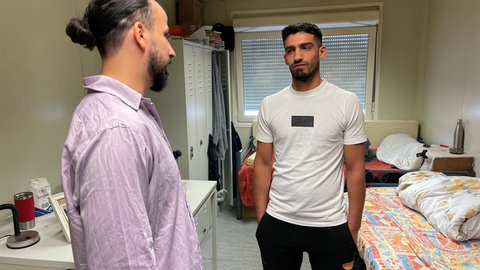 Integrationsmanager Mohammad Alsahhar (links) im Gespräch mit einem Geflüchteten in Heitersheim (Kreis Breisgau-Hochschwarzwald)