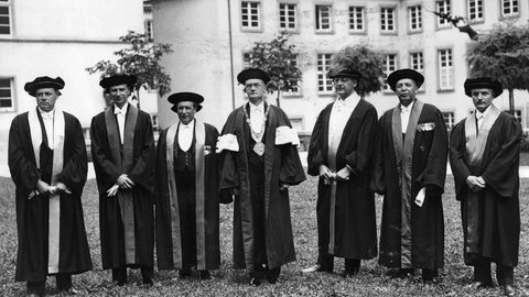 Rektor Professor Wilhelm Groh (Mitte mit Rektoratsmedaille) mit den Dekanen der Ruprecht-Karls-Universität Heidelberg. Von links nach rechts: Prof. Eduard Bötticher, Prof. Karl Engisch, Prof. Odenwald, Wilhelm Grohe, Prof. Hermann Güntert, Prof. Carl Schneider und Prof. Heinrich Vogt.