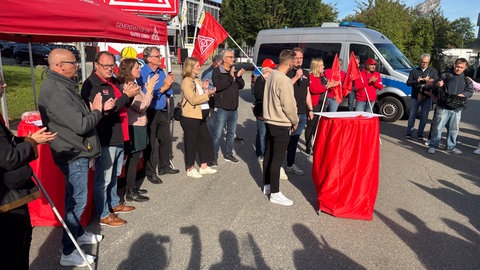 Beschäftigte der Porsche-Tochter Cellforce protestieren gegen einen möglichen Stellenabbau.