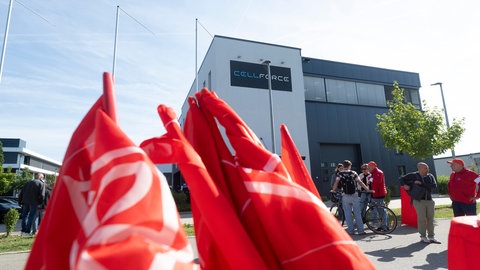 Das Cellforce-Logo ist während einer Betriebsversammlung an der Fassade des Sitzes des Batterie-Unternehmens Cellforce zu sehen. Der Sportwagenbauer Porsche will sein Tochterunternehmen Cellforce weitgehend einstellen.