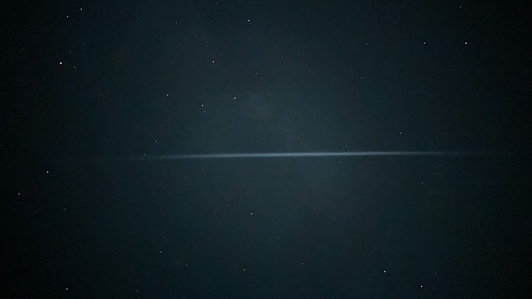 Leser Philipp Scherer hat den Streifen beim späten Gassigehen gesehen. Er sei insgesamt etwa zehn Minuten zu sehen gewesen.