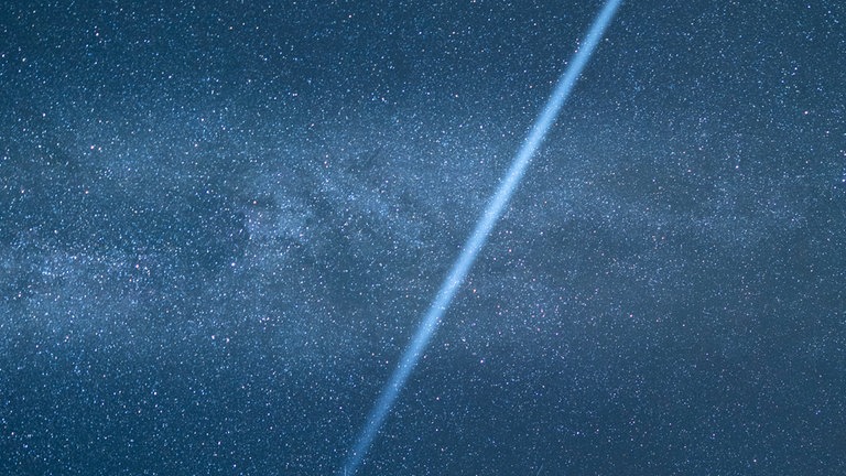Leser Stefan Arendt hat uns bereits in der Nacht ein Bild des Streifens über der Bodenseeregion zugeschickt.