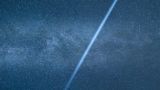 Leser Stefan Arendt hat uns bereits in der Nacht ein Bild des Streifens über der Bodenseeregion zugeschickt.