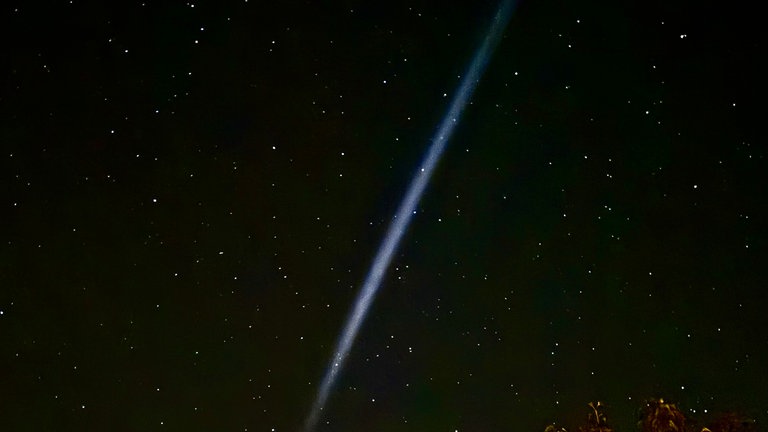 Ein Lichtstreif am Himmel über Friedrichshafen