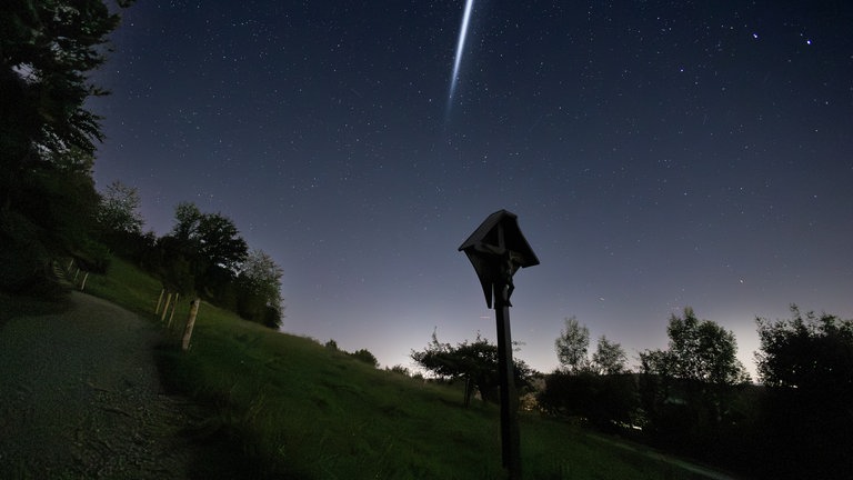 Auch an der Wurmlinger Kapelle in der Nähe von Tübingen konnte man den Lichtstreifen sehen. "Eigentlich wollte ich die Milchstraße fotografieren (später dann)", schreibt Thomas Lubich, der uns das Foto geschickt hat. "Und dann sah ich den Schweif und um 22:40 Kamerazeit habe ich ihn noch draufbekommen mit schnellem Auspacken des Equipments."
