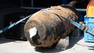 Eine bereits entschärfte, rund 250 Kilogramm schwere Weltkriegsbombe liegt auf der Ladefläche eines Transporters. 