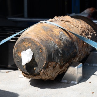 Eine bereits entschärfte, rund 250 Kilogramm schwere Weltkriegsbombe liegt auf der Ladefläche eines Transporters. 
