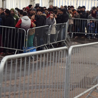 ARCHIV - Flüchtlinge stehen am 14.10.2015 in der Landeserstaufnahmestelle Ellwangen