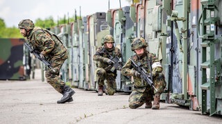 Bundeswehr-Soldaten während einer Heimatschutzübung in Karlsruhe mit Waffen (Archiv)