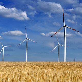 Windräder auf der Schwaebischen Alb bei Dornstadt entlang der Autobahn A8. Experten gehen von einem steigenden Ausbau der Windkraft in Baden-Württemberg aus.