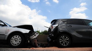 Zwei kaputte Autos stehen nach einem Unfall auf der Autobahn 5 (Archivbild).
