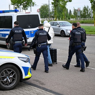 Polizeibeamte weisen einen Mann in Baden-Württemberg zurück und begleiten ihn zur französischen Grenze, nachdem Bundesinnemnister Alexander Dobrindt (CSU) entschieden hat, dass künftig auch Asylsuchende an den Landgrenzen zurückgewiesen werden können.
