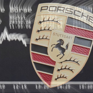 Ein Porsche-Logo vor dem Dax-Chart (Fotomontage Symbolbild)