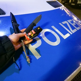 Erneute Waffenverbots Kontrolle der Bundes- und Landespolizei am Hamburger Hauptbahnhof ein massives Polizeiaufgebot fand bei der Durchsucht Verdaechtiger Persohnen verbotene Messer, Drogen und auch Reizgasspray das sichergestellt wurde 