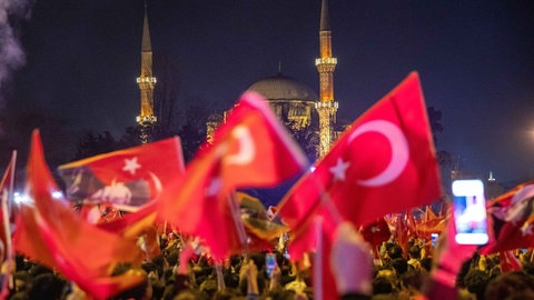 Istanbul, Türkei: Menschen schwenken türkische Fahnen.