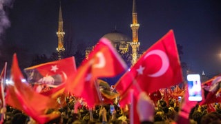 Istanbul, Türkei: Menschen schwenken türkische Fahnen.