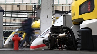 Züge stehen am Stuttgarter Hauptbahnhof. Wegen zahlreicher Baustellen in Baden-Württemberg kommt es aktuell zu vielen Verspätungen, Einschränkungen und Zugausfällen.