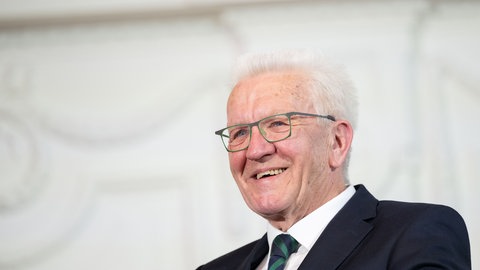 Winfried Kretschmann (Bündnis 90Die Grünen), Ministerpräsident von Baden-Württemberg, nimmt im Weißen Saal des Neuen Schlosses an einem Festakt anlässlich seines 75. Geburtstags teil.