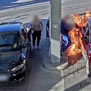 Brennendes Auto an einer Tankstelle