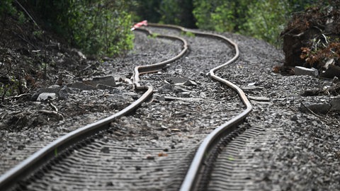 Blick auf die Unfallstelle bei Riedlingen rund einen Monat nach dem Zugunglück. Bei der Entgleisung eines Regionalzugs mit drei Toten waren Hunderte Einsatzkräfte im Einsatz. Dutzende nahmen im Anschluss psychologische Hilfe in Anspruch.