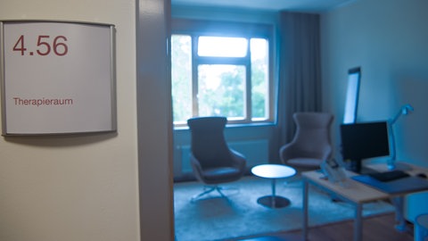 Ein Zimmer für Therapie der Traumaambulanz.