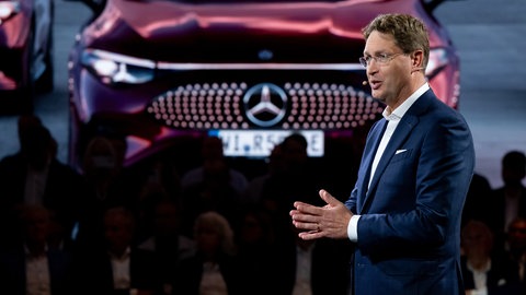 Ola Källenius, Vorstandsvorsitzender von Mercedes-Benz, präsentiert den Mercedes GLC bei der Weltpremiere vor Beginn der Internationalen Automobil-Ausstellung (IAA Mobility) auf der Bühne.