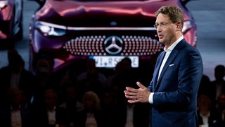 Ola Källenius, Vorstandsvorsitzender von Mercedes-Benz, präsentiert den Mercedes GLC bei der Weltpremiere vor Beginn der Internationalen Automobil-Ausstellung (IAA Mobility) auf der Bühne.