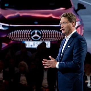 Ola Källenius, Vorstandsvorsitzender von Mercedes-Benz, präsentiert den Mercedes GLC bei der Weltpremiere vor Beginn der Internationalen Automobil-Ausstellung (IAA Mobility) auf der Bühne.