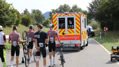 Bei einem Radrennen in Bad Dürrheim kam es zu einem Massensturz, bei dem etwa 100 Fahrer verletzt wurden.