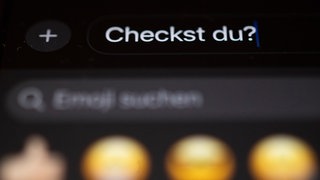 Die Floskel "Checkst du" steht auf einem Smartphone-Bildschirm und ist im Finale für das Jugendwort des Jahres 2025.