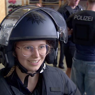 Junge Polizistin