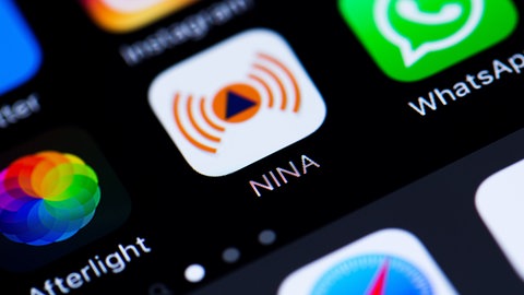Die Notfall-Informations- und Nachrichten-APP "NINA" des Bundesamts für Bevölkerungsschutz und Katastrophenhilfe, aufgenommen auf einem iPhone (Symbolbild).