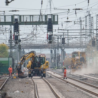 Baustelle auf der Riedbahn zwischen Mannheim und Frankfurt. Bei der Generalsanierung sollen stark belastete Bahnstrecken modernisiert werden.