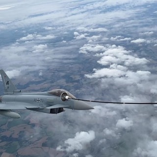 Ein Kampfjet wird in der Luft betankt