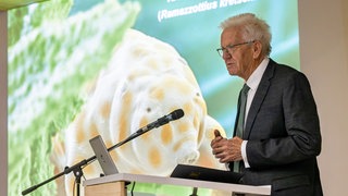 Winfried Kretschmann (Grüne), Ministerpräsident von Baden-Württemberg, steht im Nationalparkzentrum Ruhestein und spricht. Ein neu entdecktes Bärtierchen wurde nach Angaben der Verwaltung des Nationalparks Schwarzwald "Ramazzottius kretschmanni" benannt.